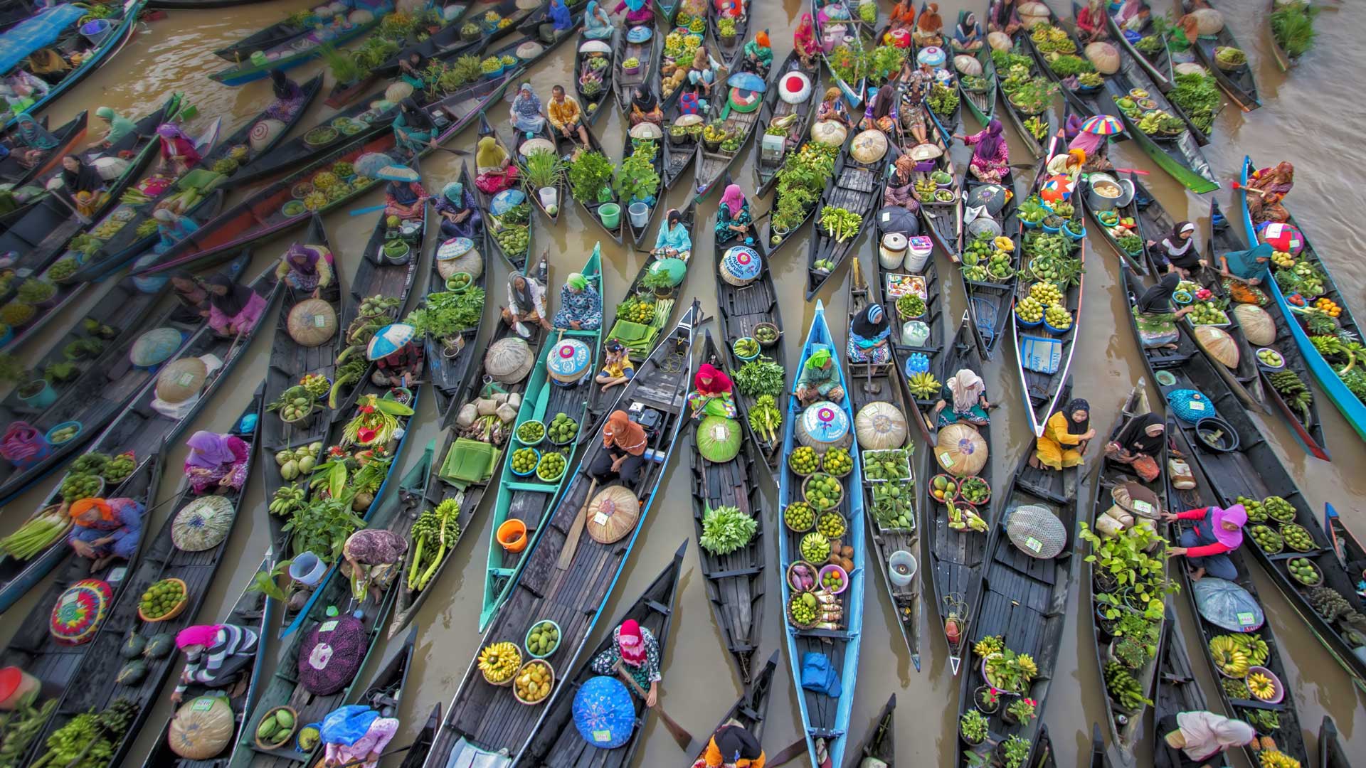 印尼马塔普拉河上的Lok Baintan水上市场 (© Fauzan Mauddin/Solent News/REX/Shutterstock) - 2017/07/11 印尼马塔普拉河上的Lok Baintan水上市场 (© Fauzan Mauddin/Solent News/REX/Shutterstock) - 2017/07/11
