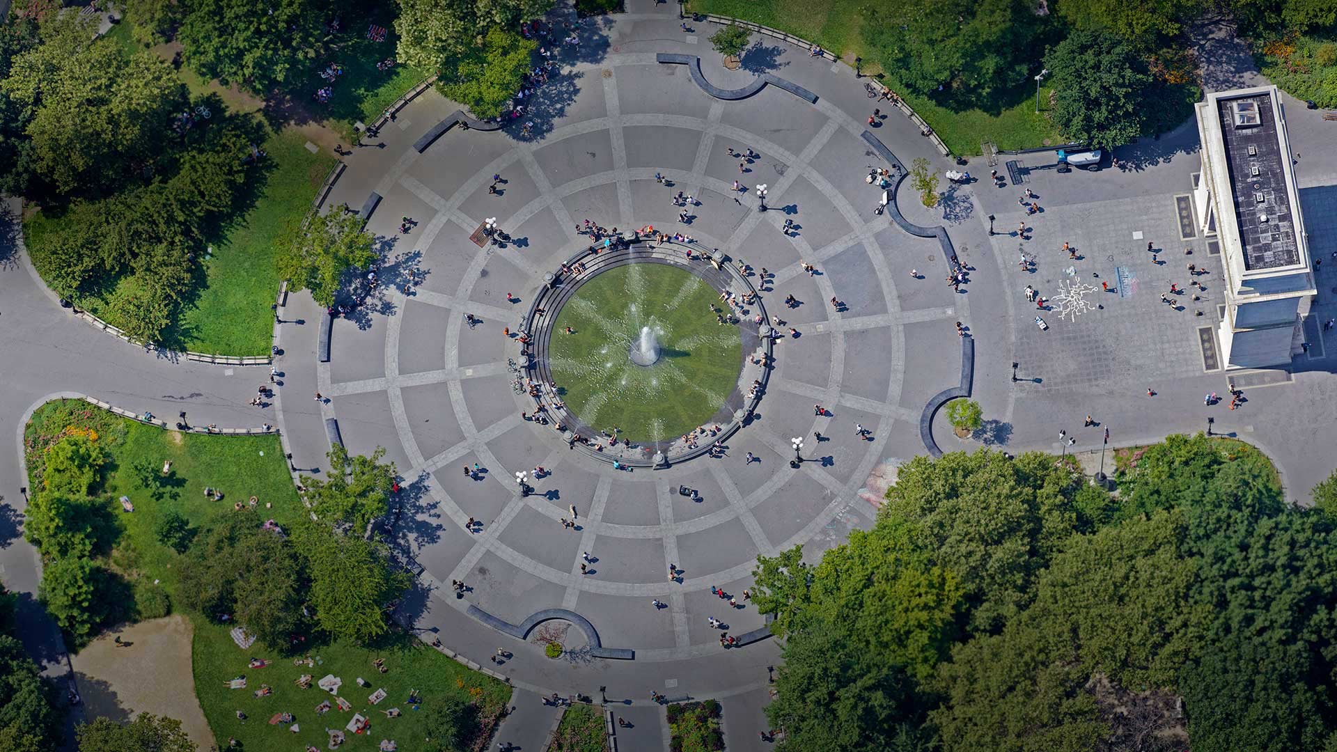 华盛顿广场公园鸟瞰图,美国纽约 (© New York on Air/Offset) - 2017/07/29 华盛顿广场公园鸟瞰图,美国纽约 (© New York on Air/Offset) - 2017/07/29