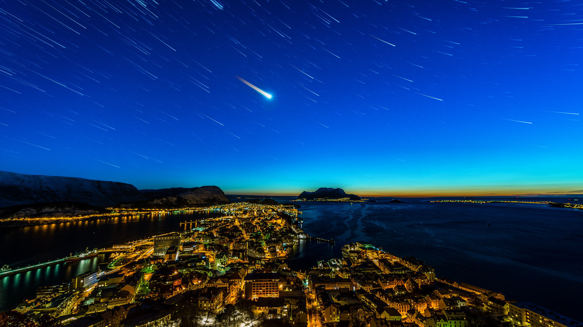 奥勒松上空的流星,挪威 (© Stian Rekdal/Nimia) - 2017/08/06 奥勒松上空的流星,挪威 (© Stian Rekdal/Nimia) - 2017/08/06