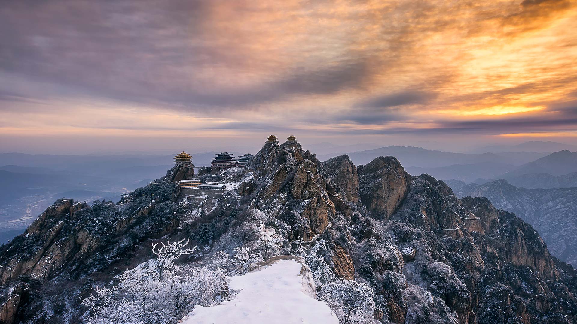 【今日小雪】老君山山顶上的寺庙夕阳美景,中国河南省洛阳市 (© SergeyOrlov/Design Pics/plainpicture) - 2017/11/22 【今日小雪】老君山山顶上的寺庙夕阳美景,中国河南省洛阳市 (© SergeyOrlov/Design Pics/plainpicture) - 2017/11/22
