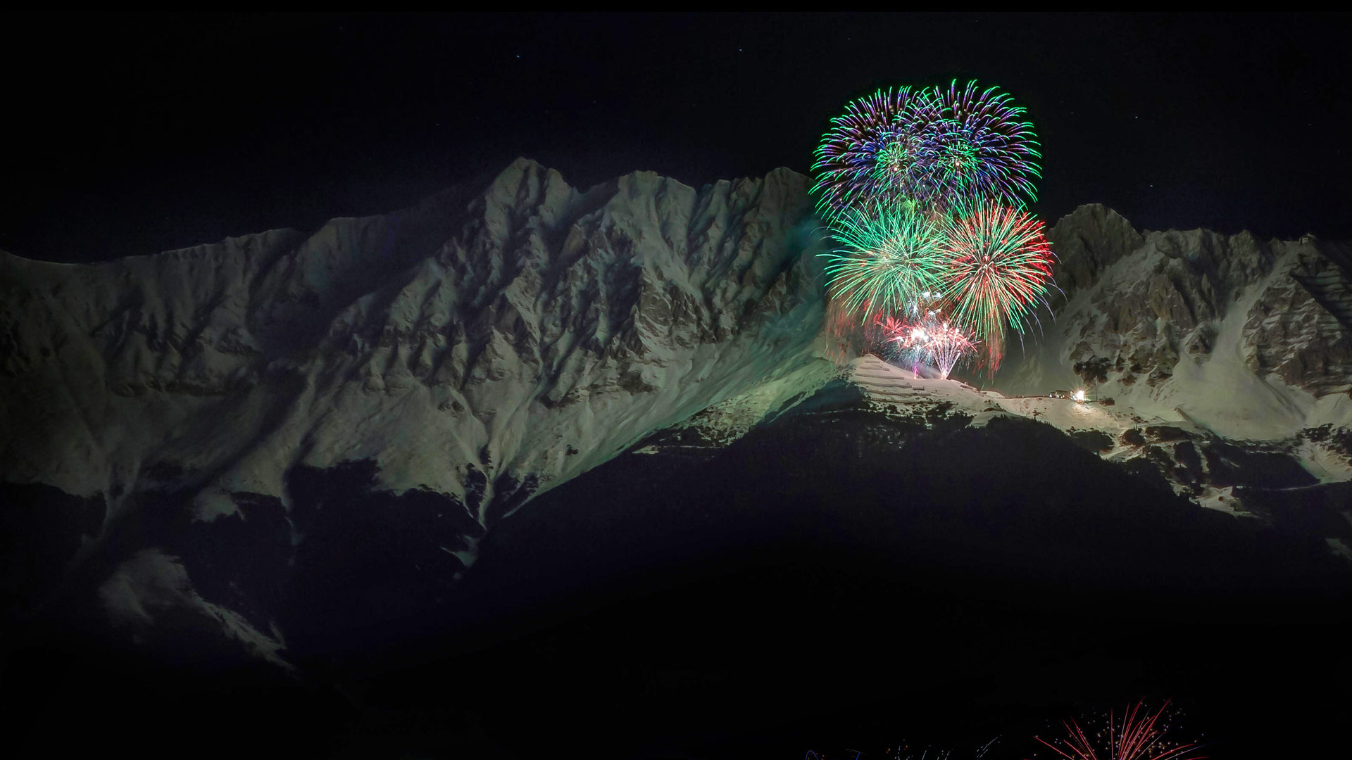 新年前夕的烟花,奥地利诺德凯特山脉 (© imageBROKER/Alamy) - 2017/12/31 新年前夕的烟花,奥地利诺德凯特山脉 (© imageBROKER/Alamy) - 2017/12/31
