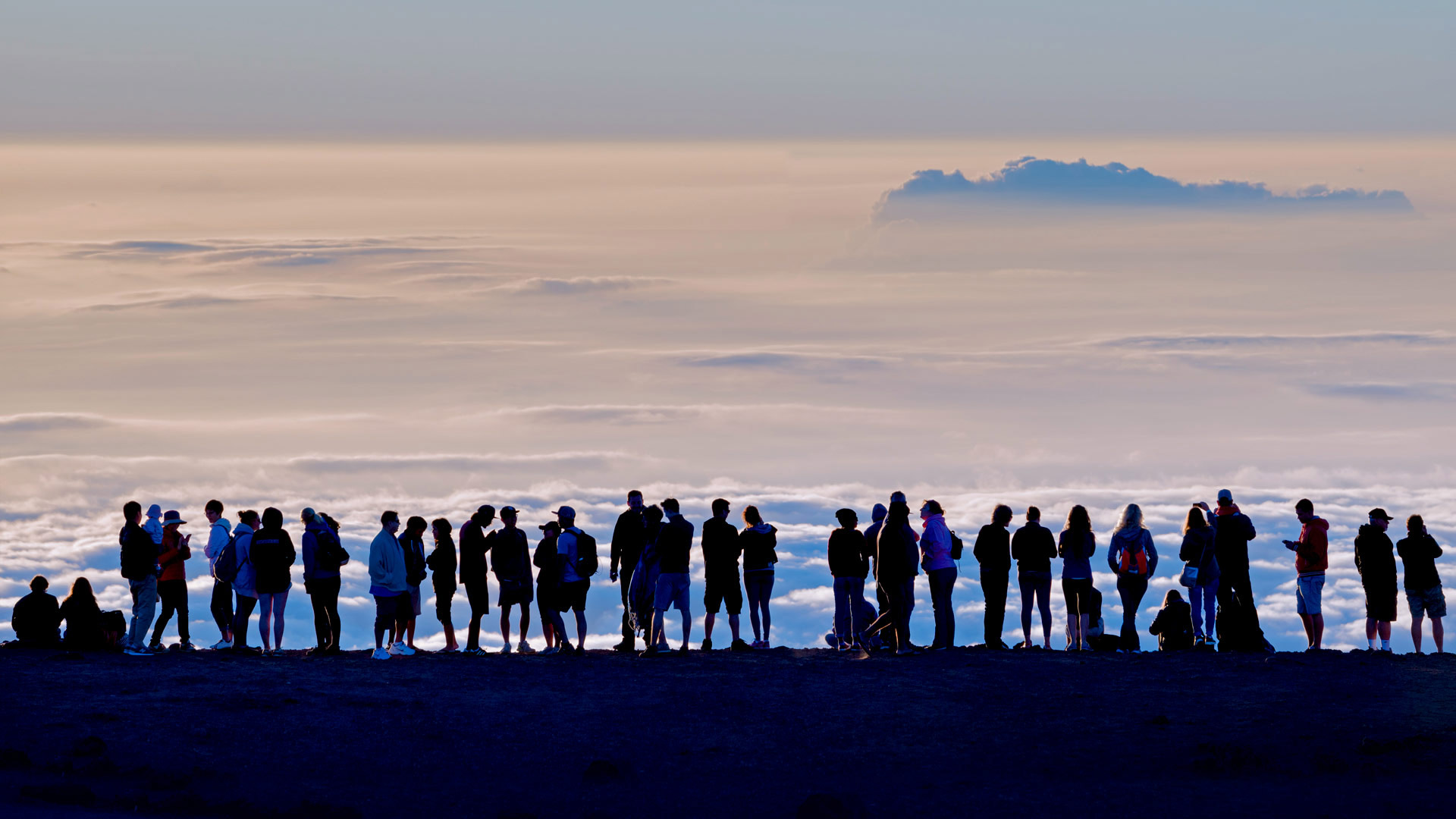 海勒卡拉国家公园的哈莱亚卡拉火山顶端的游客,美国夏威夷州 (© Alex Messenger/Tandem Stills + Motion) - 2018/04/23 海勒卡拉国家公园的哈莱亚卡拉火山顶端的游客,美国夏威夷州 (© Alex Messenger/Tandem Stills + Motion) - 2018/04/23