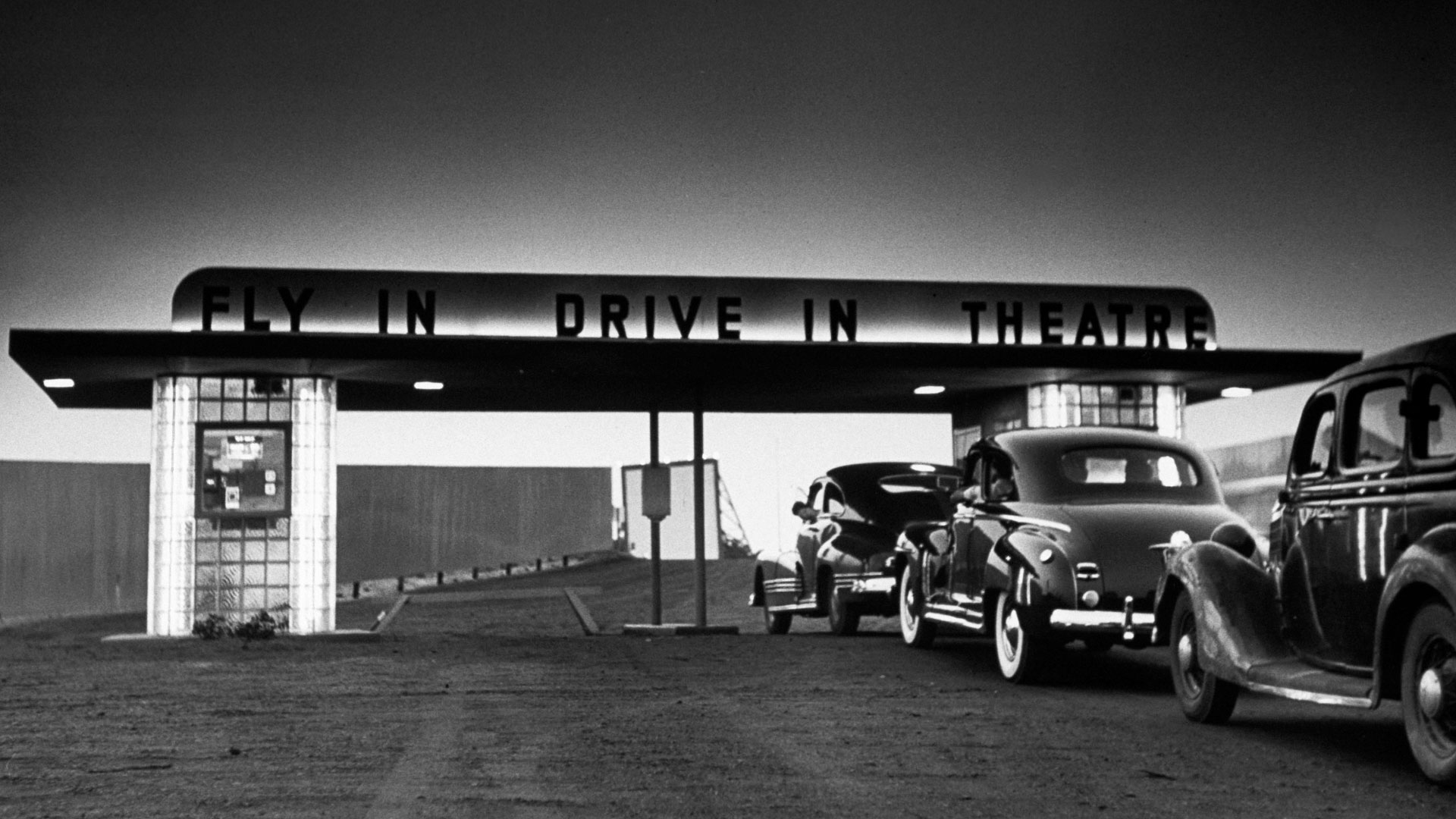 抵达沃尔镇Fly-in Drive-in剧场的观众,美国新泽西州 (© Martha Holmes/Time Life Pictures/Getty Images) - 2018/06/06 抵达沃尔镇Fly-in Drive-in剧场的观众,美国新泽西州 (© Martha Holmes/Time Life Pictures/Getty Images) - 2018/06/06