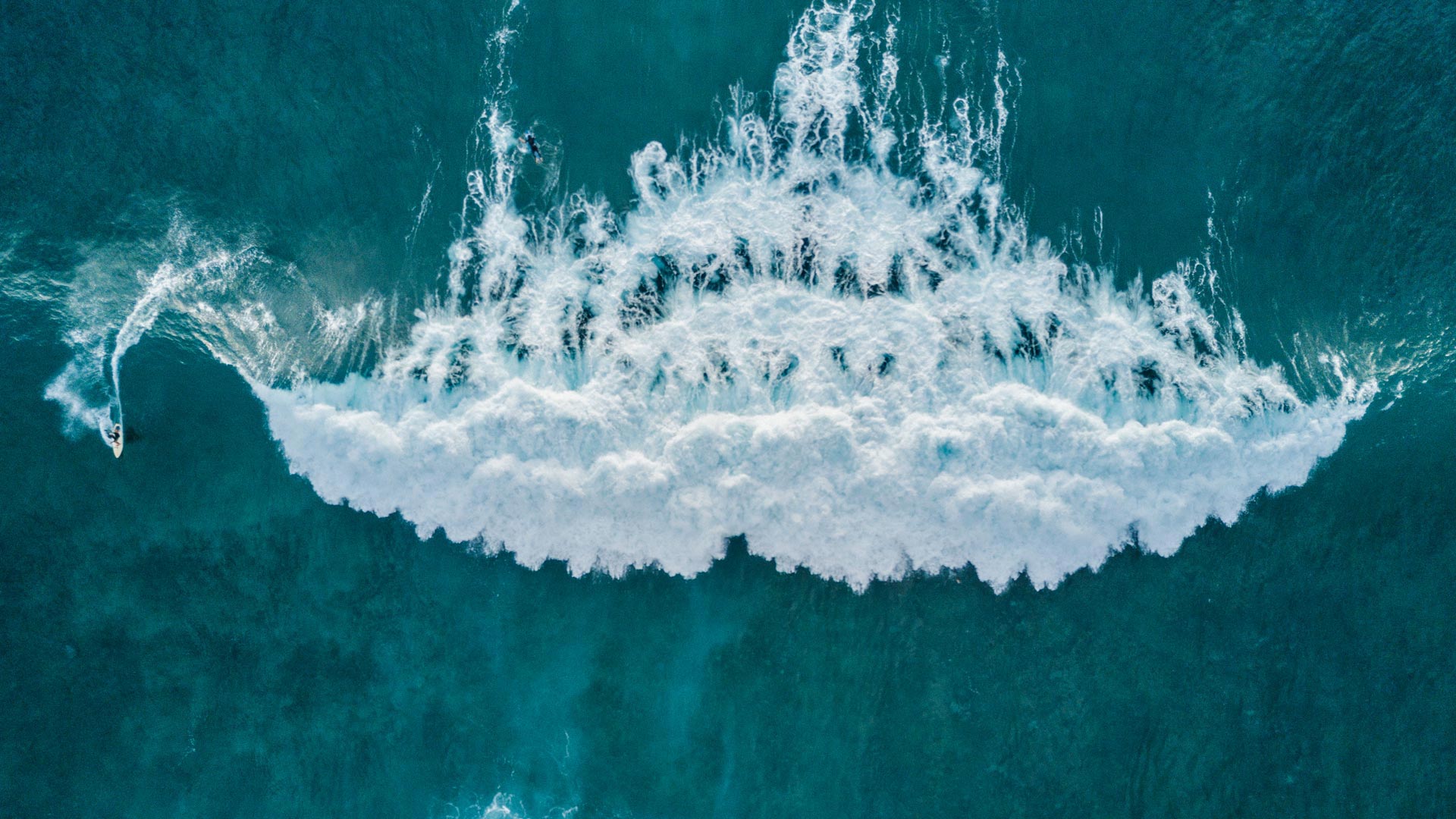 冲浪者追逐浪潮的鸟瞰图,西班牙加那利群岛特内里费岛 (© Sergio Villalba/Aurora Photos) - 2018/06/16 冲浪者追逐浪潮的鸟瞰图,西班牙加那利群岛特内里费岛 (© Sergio Villalba/Aurora Photos) - 2018/06/16