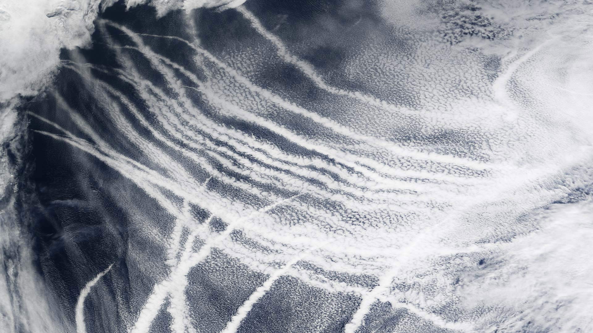 太平洋上空纵横交错的船舶轨迹 (© NASA) - 2018/06/25 太平洋上空纵横交错的船舶轨迹 (© NASA) - 2018/06/25