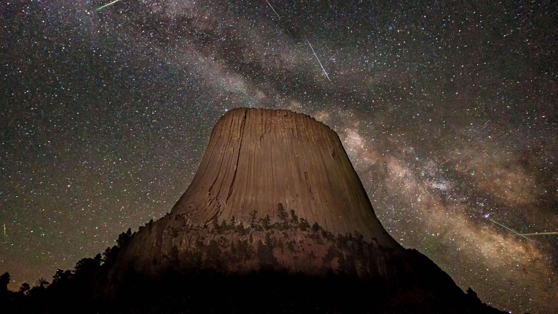 魔鬼塔国家纪念区上空的宝瓶座流星雨,美国怀俄明州 (© Jason Hatfield/Tandem Stills + Motion) - 2018/07/02 魔鬼塔国家纪念区上空的宝瓶座流星雨,美国怀俄明州 (© Jason Hatfield/Tandem Stills + Motion) - 2018/07/02