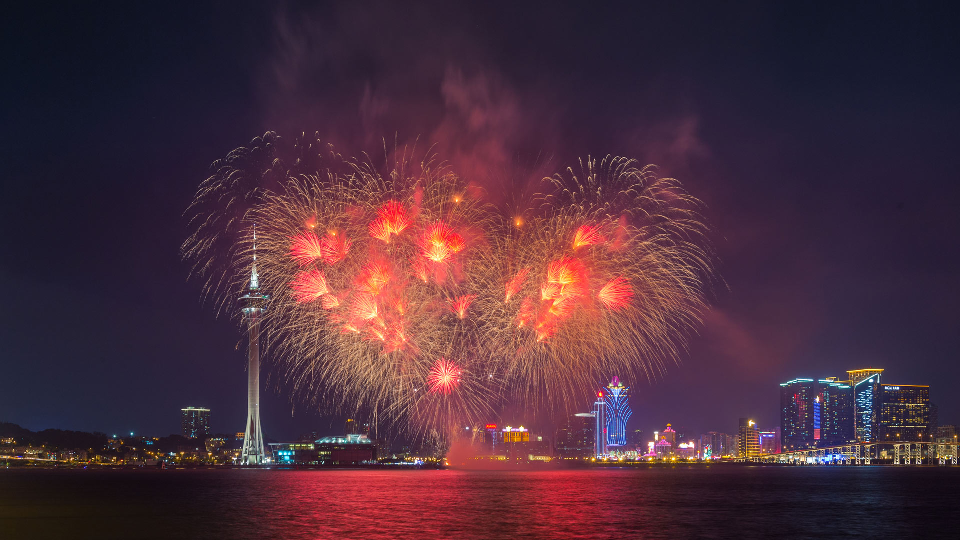 【今日七夕】红色的心形烟火,中国澳门(© coolbiere photograph/Getty Images) - 2018/08/17 【今日七夕】红色的心形烟火,中国澳门(© coolbiere photograph/Getty Images) - 2018/08/17
