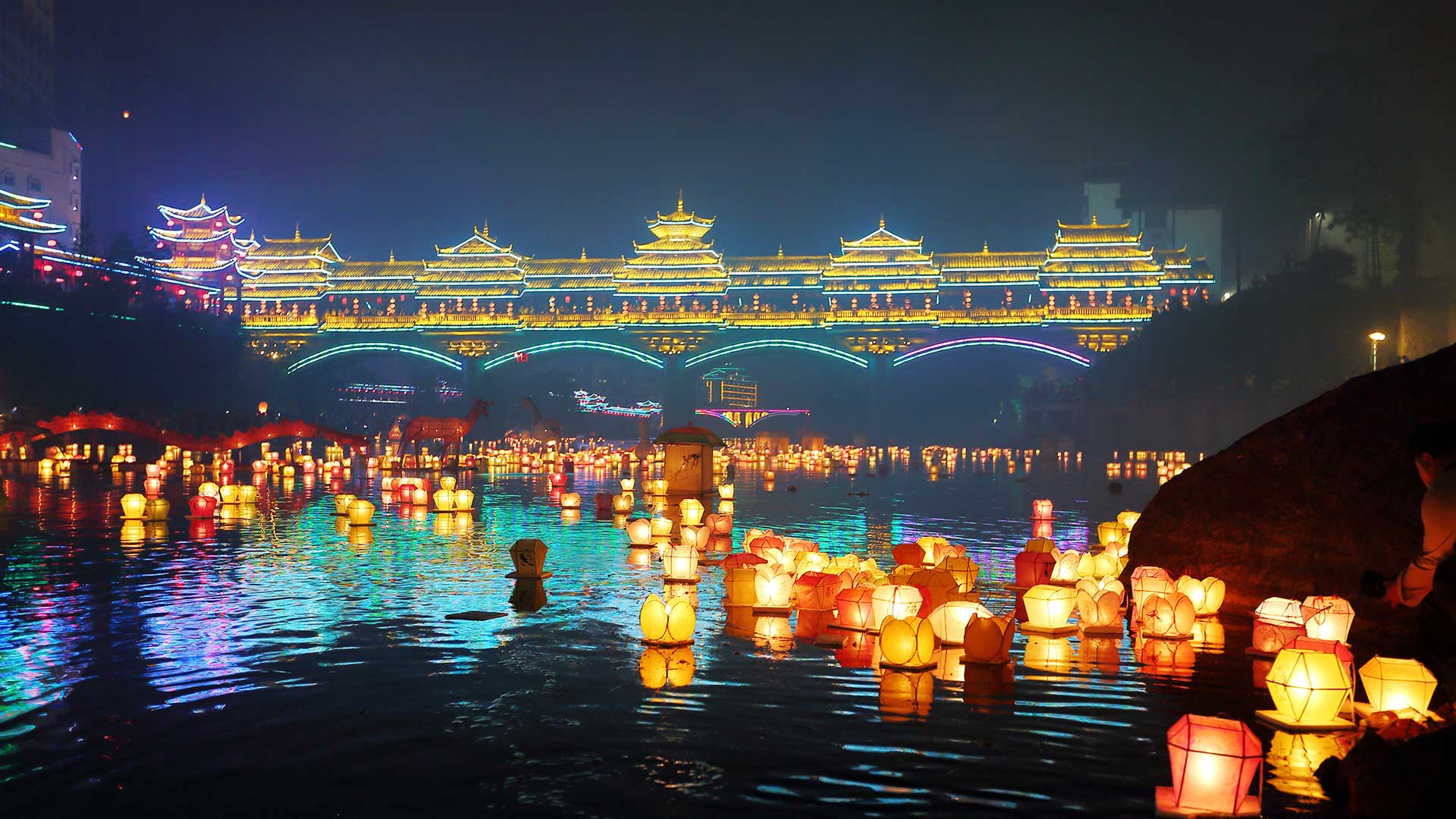 【今日中元节】桂林中元节万盏河灯漂放活动,中国广西 (© VCG/Getty Images) - 2018/08/25 【今日中元节】桂林中元节万盏河灯漂放活动,中国广西 (© VCG/Getty Images) - 2018/08/25