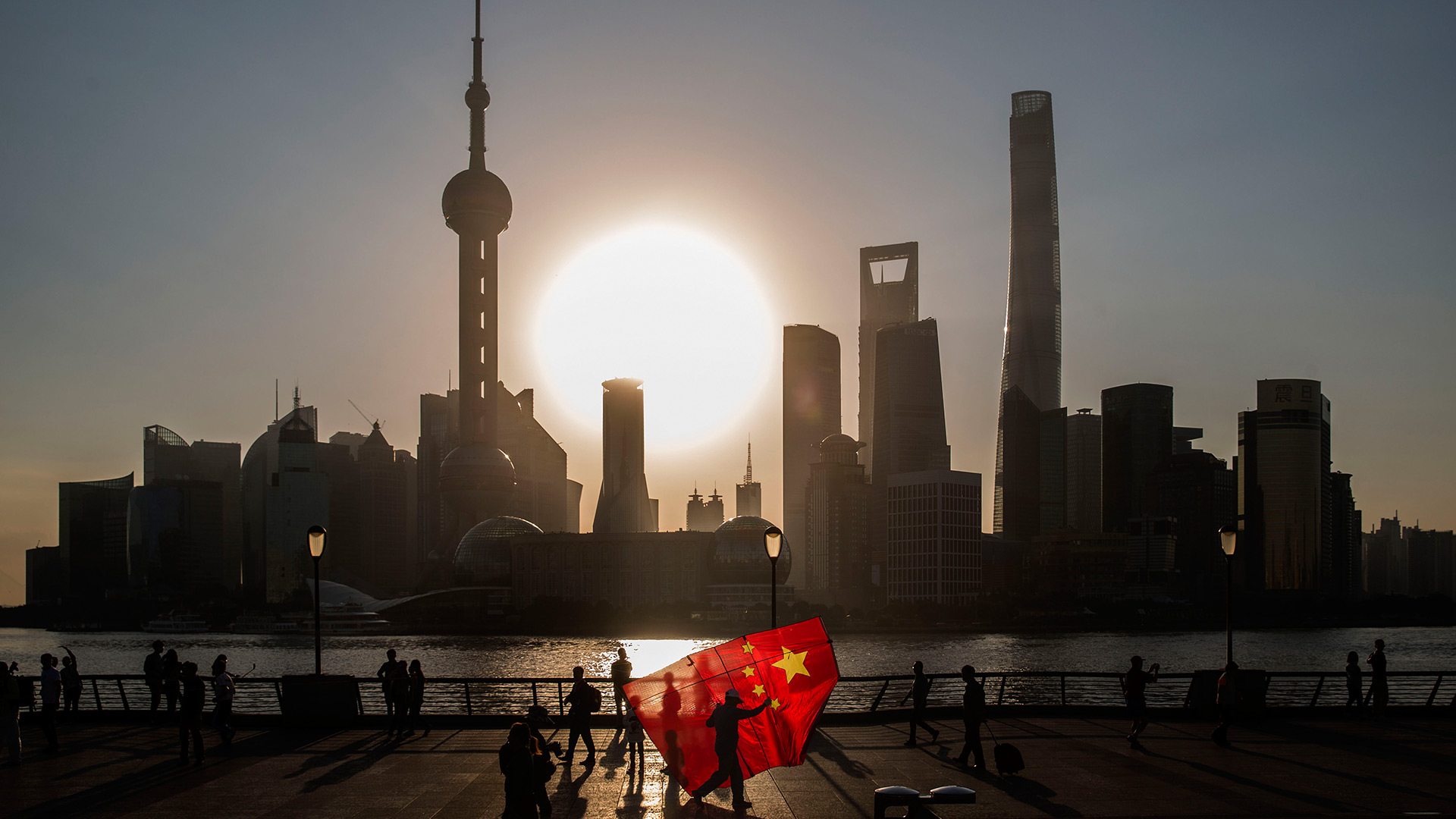 【今日国庆节】放国旗风筝的人,中国上海 (© Qilai Shen/Bloomberg via Getty Images) - 2018/10/01 【今日国庆节】放国旗风筝的人,中国上海 (© Qilai Shen/Bloomberg via Getty Images) - 2018/10/01