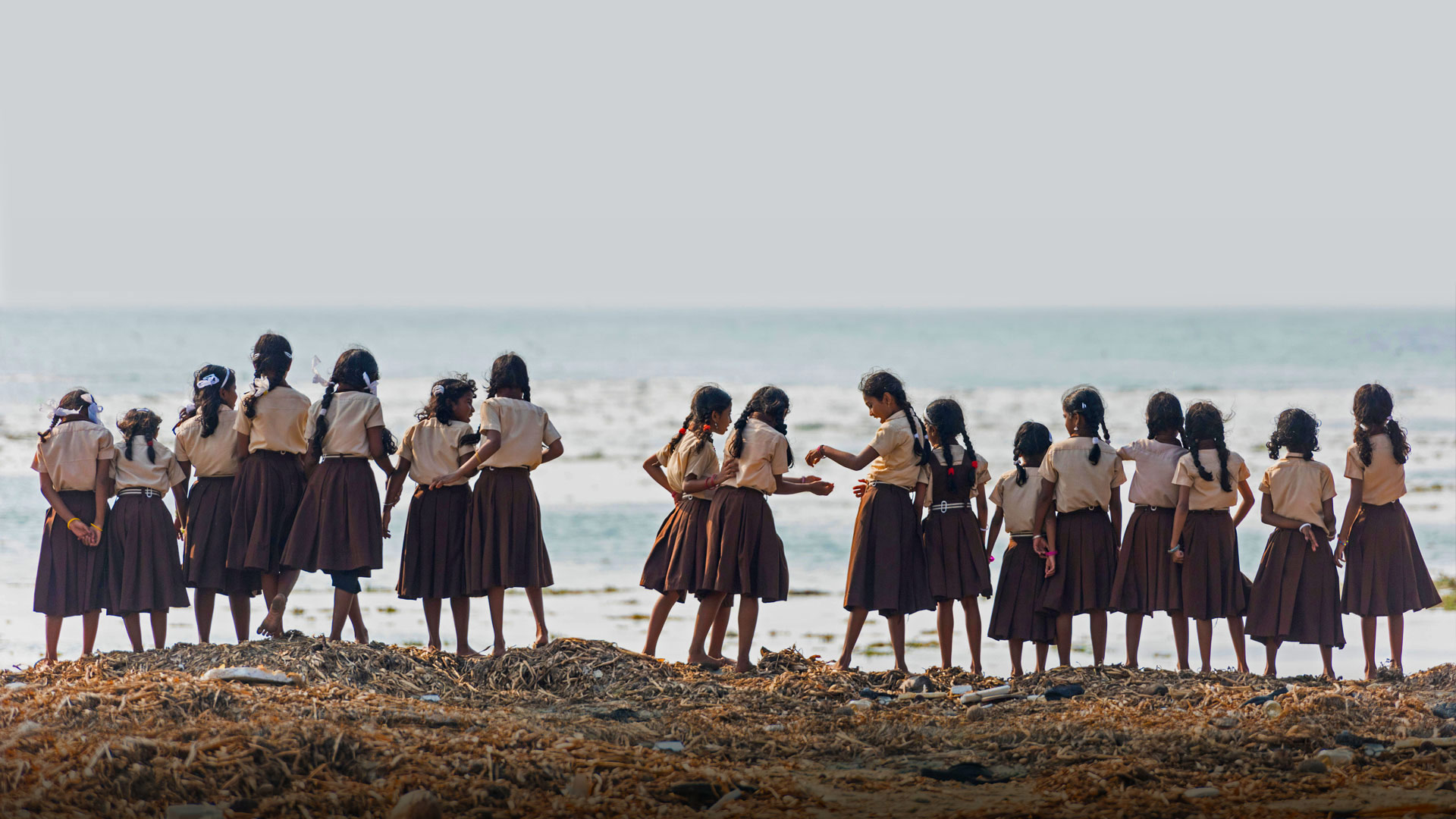 沙滩上的女学生们,印度喀拉拉邦 (© imageBROKER/Alamy) - 2018/10/11 沙滩上的女学生们,印度喀拉拉邦 (© imageBROKER/Alamy) - 2018/10/11