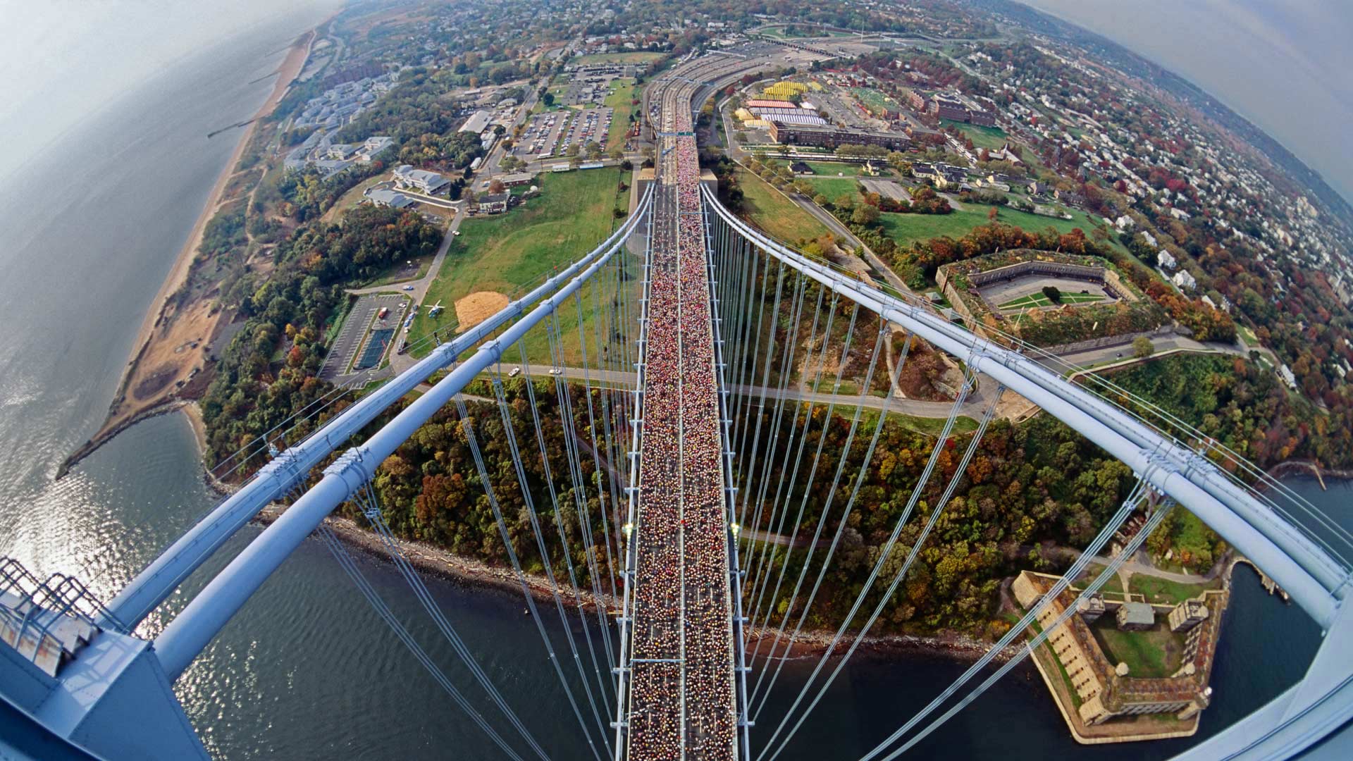 韦拉札诺海峡大桥上的赛跑者,美国纽约州 (© David Madison/Getty Images) - 2018/11/04 韦拉札诺海峡大桥上的赛跑者,美国纽约州 (© David Madison/Getty Images) - 2018/11/04