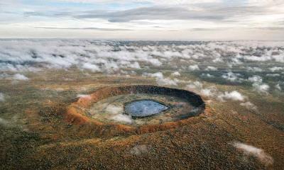 是谁击中了地面？  |  沃尔夫溪陨石坑, 澳大利亚 (© Abstract Aerial Art/Getty Images) - 2025/06/30