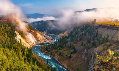 从火山之源到河流之路  |  方解石温泉区和黄石河，黄石国家公园，怀俄明州，美国 (© Rebecca L. Latson/Getty Images) - 2025/08/25
