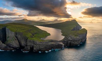 海洋上方的湖泊  |  瑟沃格湖，瓦加尔岛，法罗群岛 (© Anton Petrus/Getty Images) - 2025/08/27