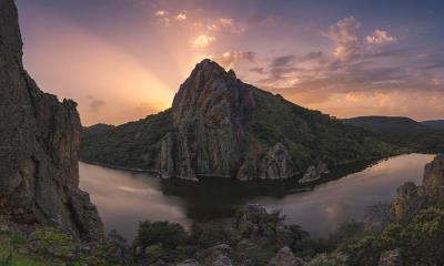 准备仰望天空吧！  |  蒙弗拉圭国家公园塔霍河畔的猎鹰岩，西班牙 (© Daniel Viñé Garcia/Getty Images) - 2025/09/11