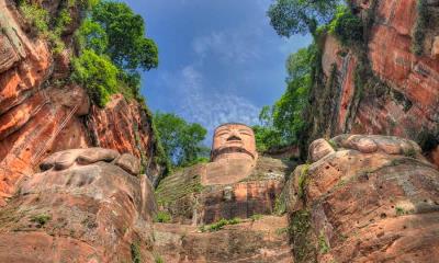 守护江河的佛像&nbsp;&nbsp;|&nbsp;&nbsp;乐山大佛, 四川, 中国 (&copy; www.anotherdayattheoffice.org/Getty Images) - 2025/11/22