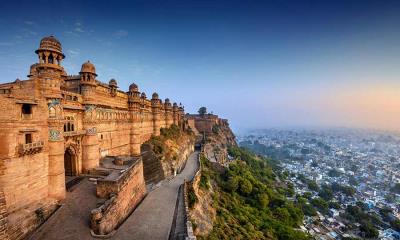 岩石中的秘密&nbsp;&nbsp;|&nbsp;&nbsp;瓜廖尔堡, &zwnj;中央邦, 印度 (&copy; ImagesofIndia/Shutterstock) - 2025/11/24