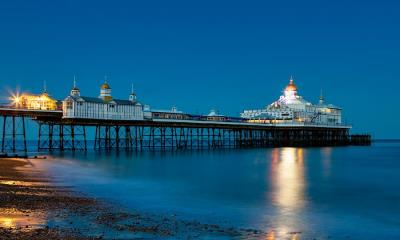 潮起潮落的坚守&nbsp;&nbsp;|&nbsp;&nbsp;伊斯特本码头, 东萨塞克斯郡, 英格兰 (&copy; Tolga_TEZCAN/Getty Images) - 2025/11/27