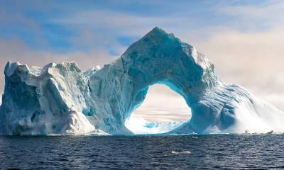 冰雪凝息之处&nbsp;&nbsp;|&nbsp;&nbsp;冰山上天然形成的拱门, 南极洲 (&copy; Gabrielle/Adobe Stock) - 2025/12/01