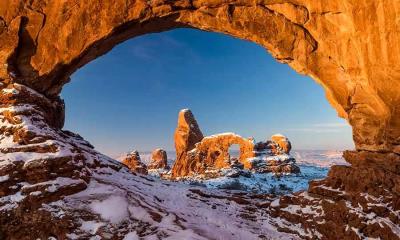 古老岩石的传奇&nbsp;&nbsp;|&nbsp;&nbsp;拱门国家公园的北窗框景中的炮塔拱门, 犹他州, 美国 (&copy; Jim Patterson/TANDEM Stills + Motion) - 2026/01/07