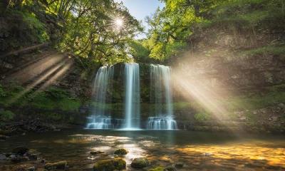 光之水帘&nbsp;&nbsp;|&nbsp;&nbsp;雪落瀑布，布雷肯比肯斯国家公园，威尔士 (&copy; Guy Edwardes/Nature Picture Library) - 2026/04/09