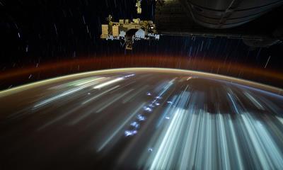 离开地球的第一步&nbsp;&nbsp;|&nbsp;&nbsp;城市灯光在下方划过, 拍摄于国际空间站 (&copy; NASA) - 2026/04/12