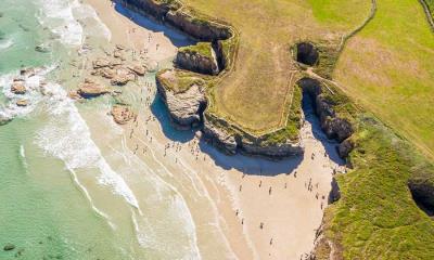 加境幽廊&nbsp;&nbsp;|&nbsp;&nbsp;大教堂海滩，加利西亚，西班牙 (&copy; Tui De Roy/Amazing Aerial Agency/Abobe Stock) - 2026/07/25