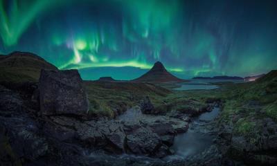 流光溢彩的天空&nbsp;&nbsp;|&nbsp;&nbsp;基尔丘山上空的极光，冰岛 (&copy; Cavan Images/Alamy) - 2026/08/26