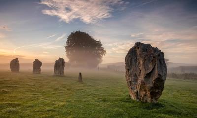 薄雾邂逅千年时光&nbsp;&nbsp;|&nbsp;&nbsp;立石，埃夫伯里，威尔特郡，英格兰 (&copy; George W Johnson/Getty Images) - 2026/10/29